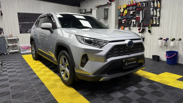 Toyota RAV4｜宜蘭汽車美容案例 棕梠蠟防護&全車玻璃鍍膜（除油墨）